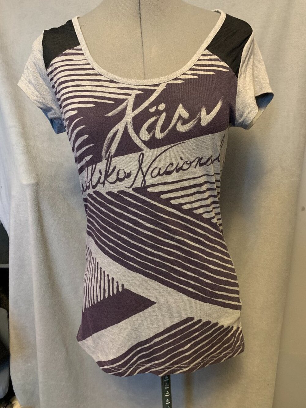 Karv - Grey short sleeve shirt with purple printed detail - Size M